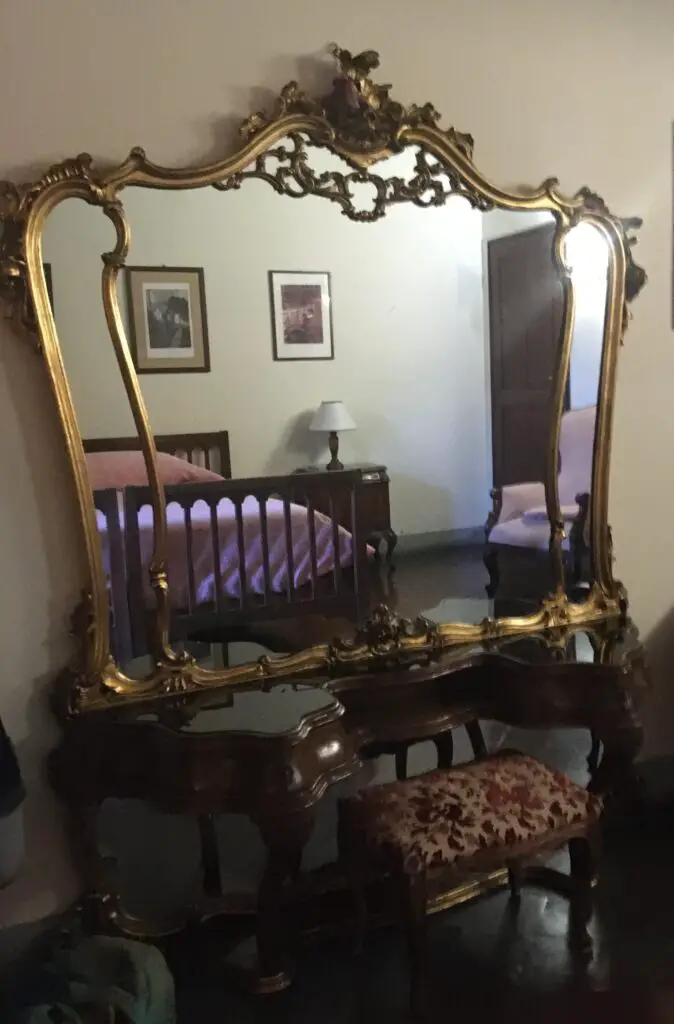An image of the decorative mirrors in a bedroom of Villa Rucellai