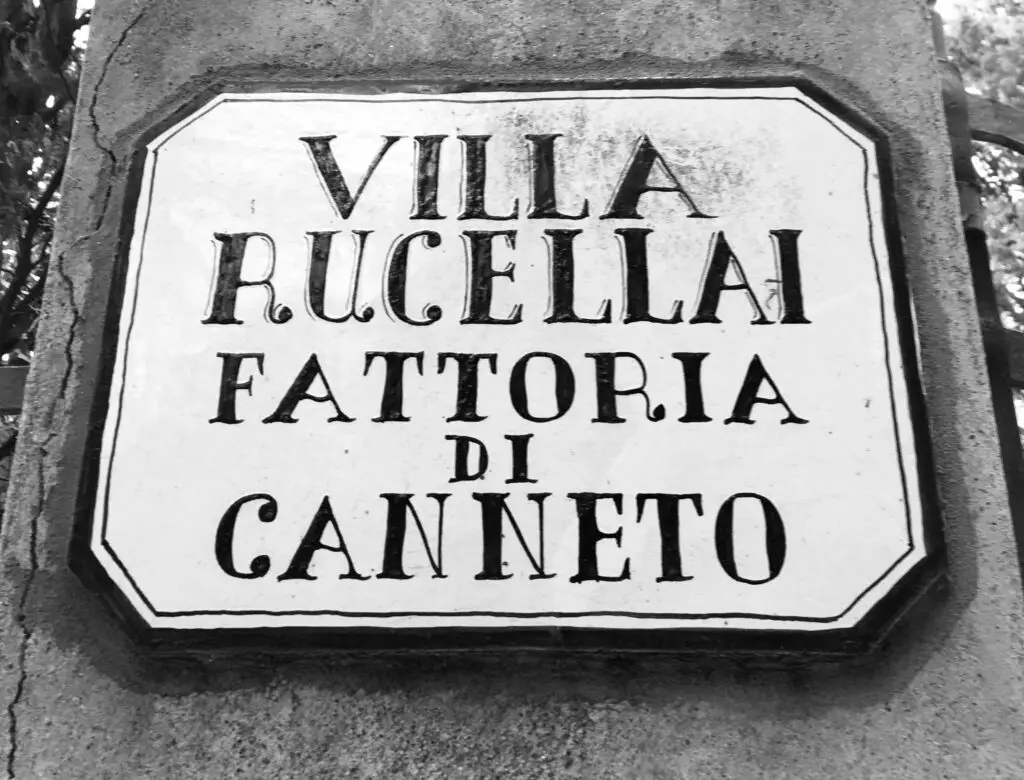 An image of the welcome sign to Villa Rucellai