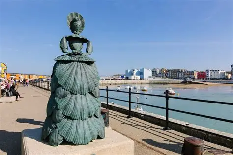 an image of Ann Carrington’s sculpture ‘Shell Lady’ on the esplanade in Margate